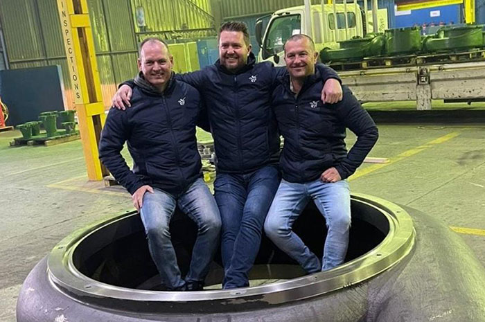 Comparing the size of castings to workers